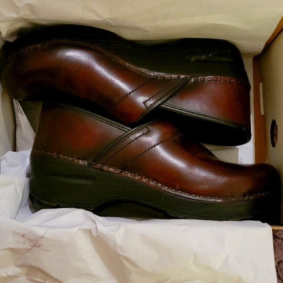 Dansko Shoes - Dansko Professional Cabrio Cordovan Size 38. New in box.